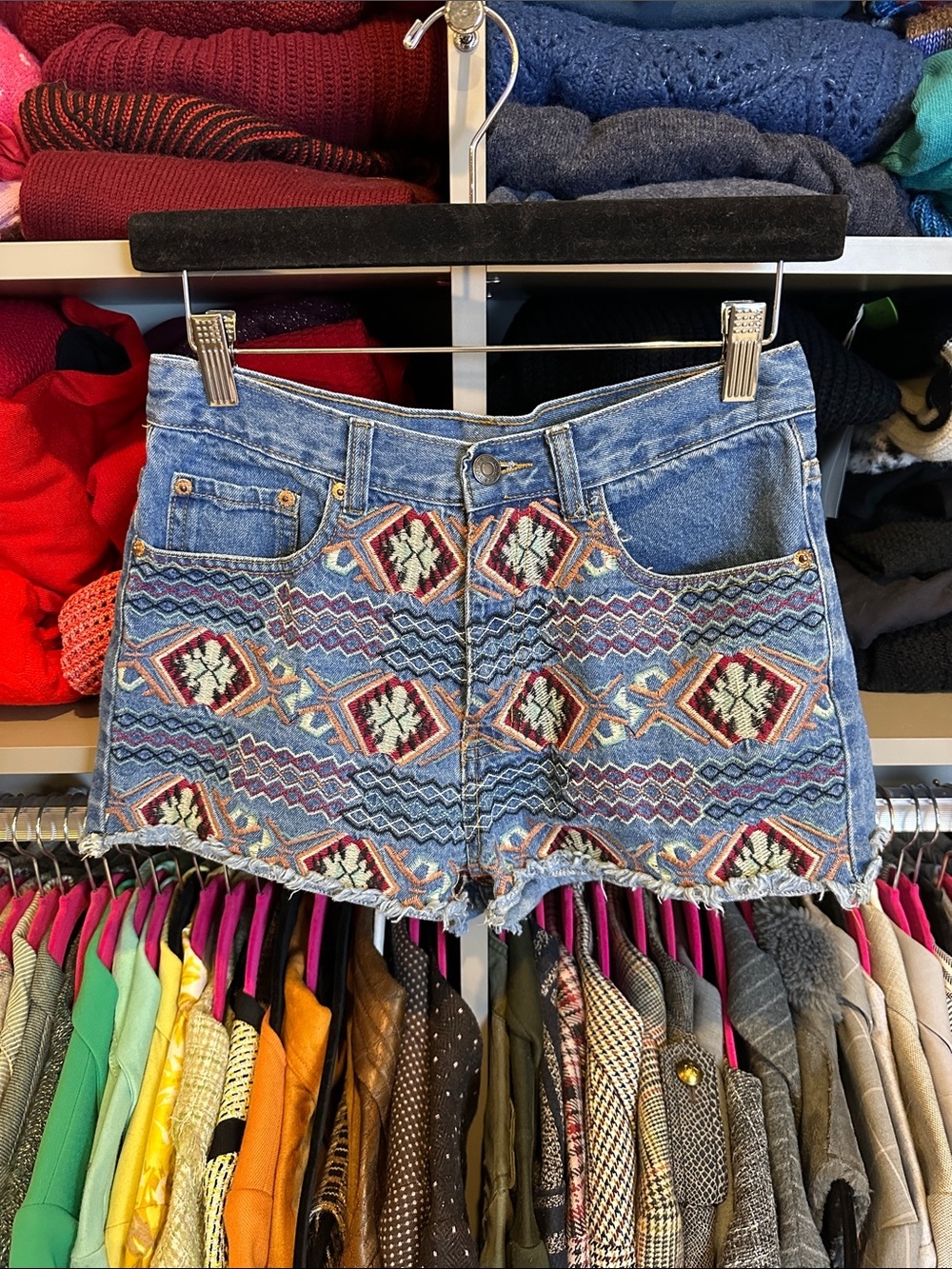 Honey Punch blue/embroidered raw hem jean shorts size M